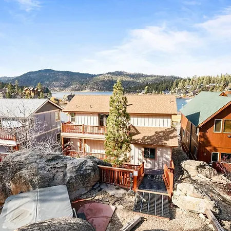 Boulder Bay Chalet Lakefront - Elegantly Decorated With Hot Tub And Game Room!